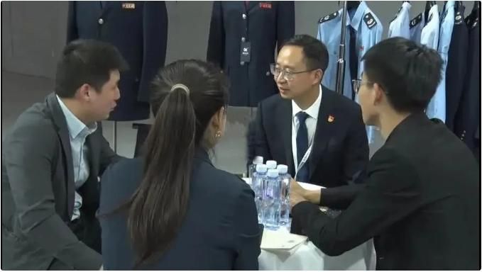 红冠服饰亮相上海国际服装展